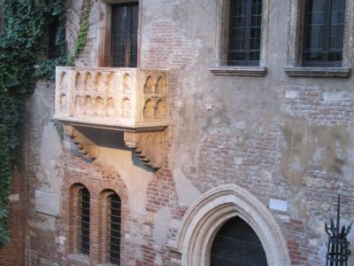 Photo by Vivaverdi (https://creativecommons.org/licenses/by-sa/3.0/deed.en). No changes made.